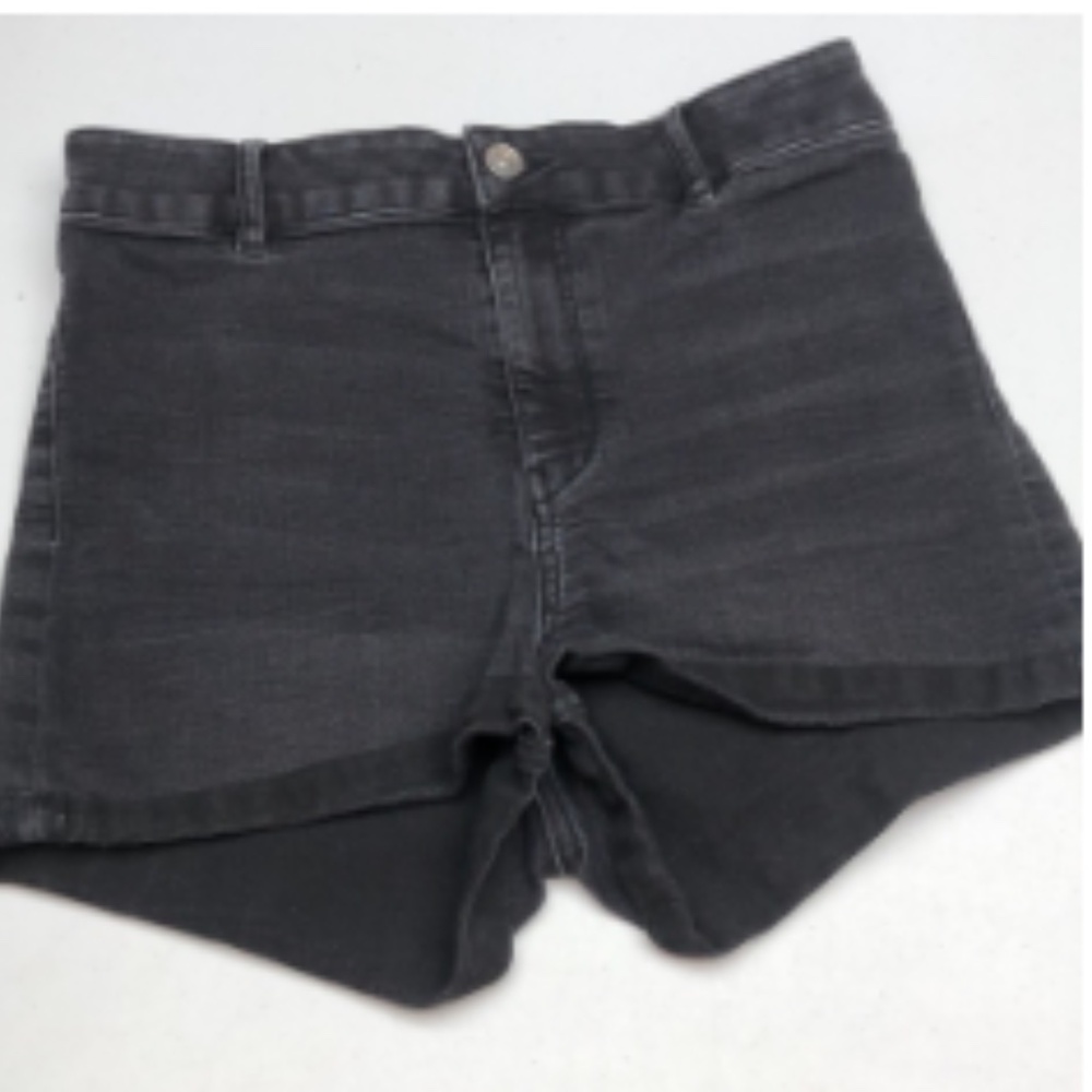 LIKE NEW DIVIDED BLACKWASH MID-RISE JEAN SHORTS W6/28 ⭐️